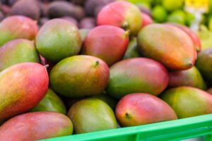 Mangos maduros rojos y verdes apilados.
